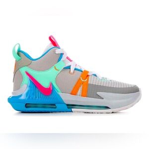 Big Kids size 5Y -LeBron Witness 7
Basketball Sneakers. Not new/ used.